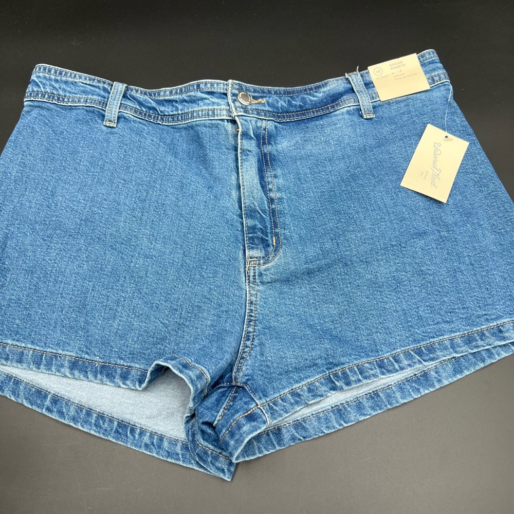 Universal Threads sailor shorts size 16. 2.5 inseam. Medium‎ wash. NWT